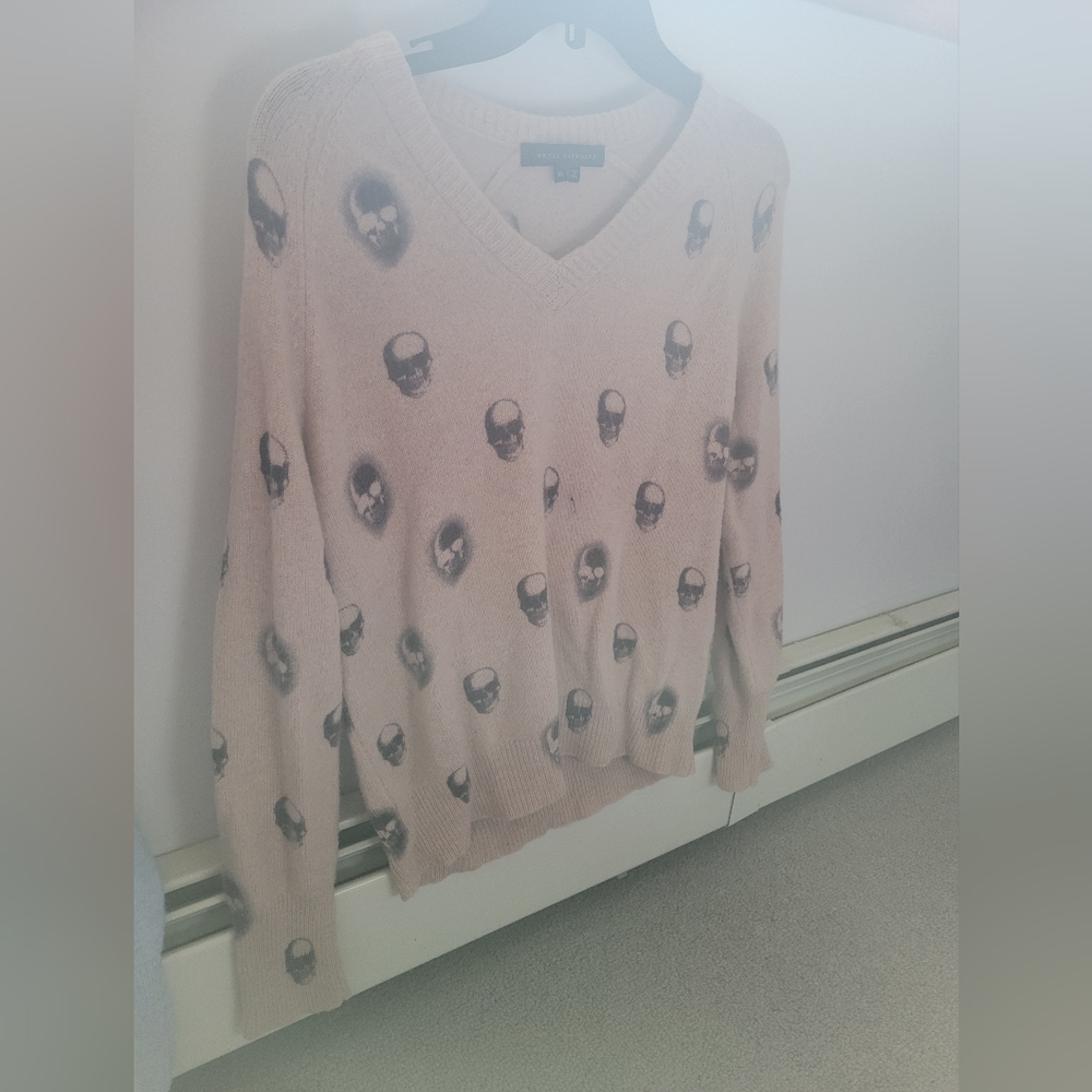 Skull cashmere v neck sweater